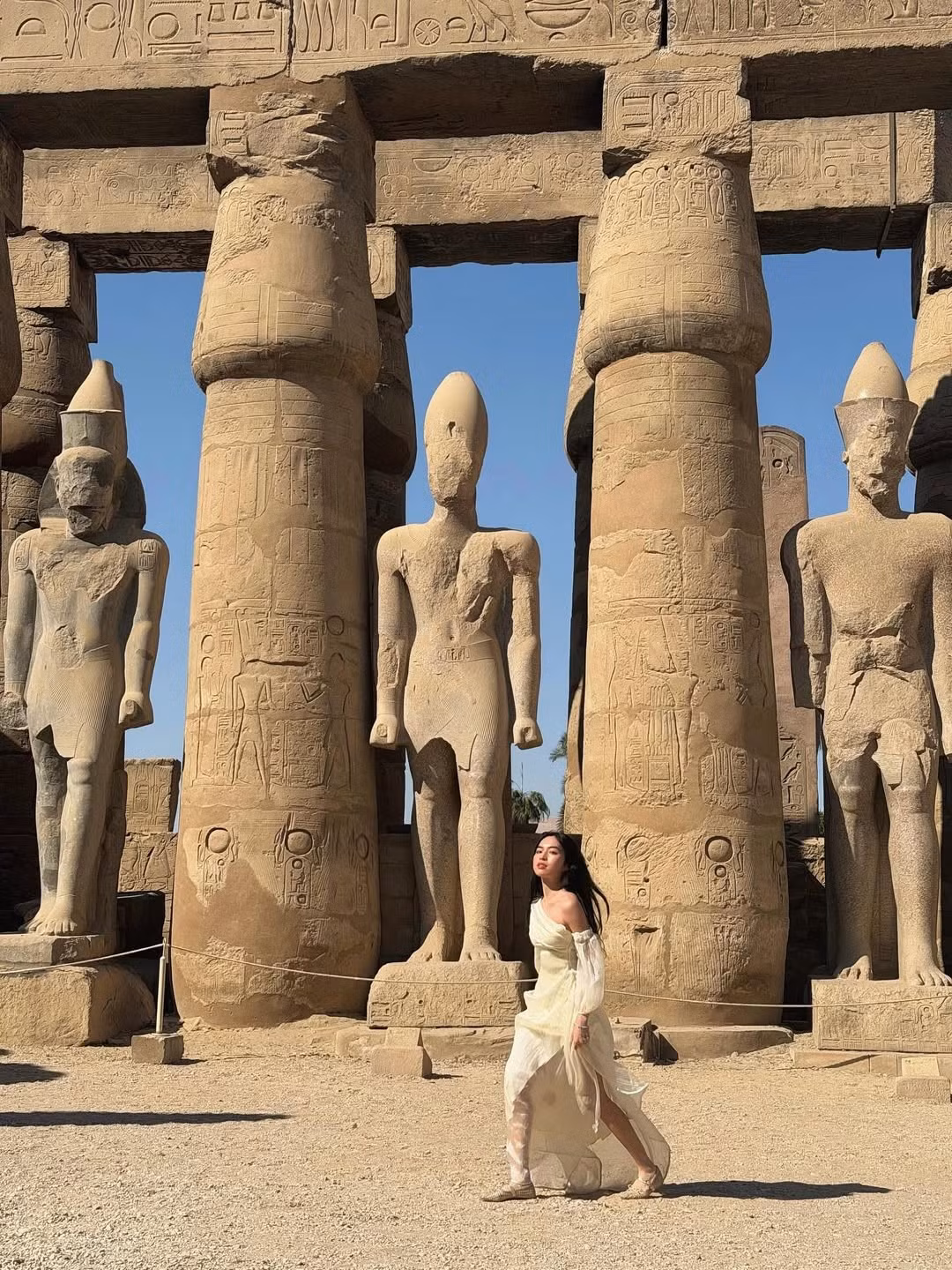 Từ một diễn viên tay ngang, Khánh nhanh chóng trở thành gương mặt được yêu mến, gắn liền với biệt danh “hot girl má lúm đồng tiền”.