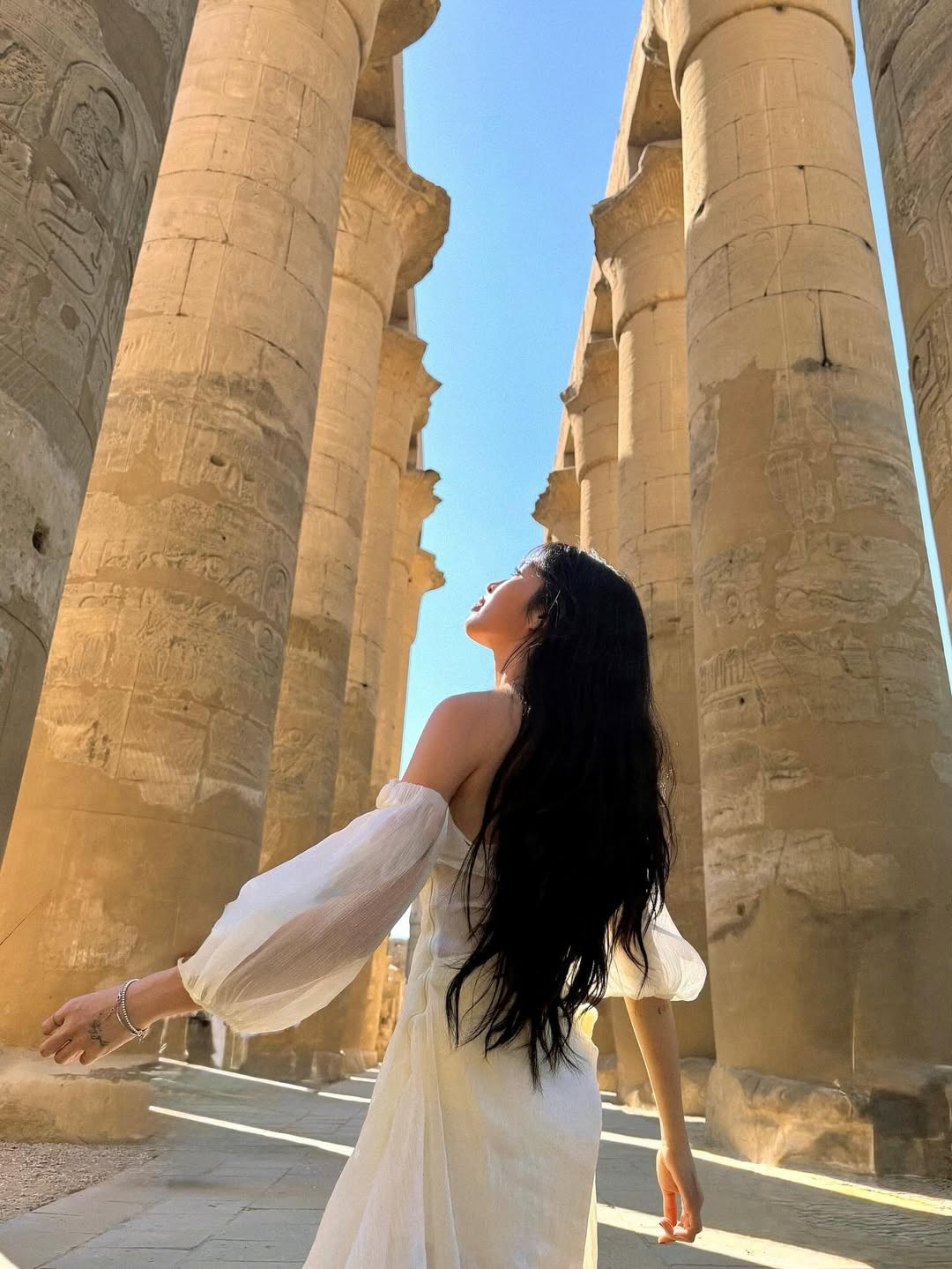 Mái tóc đen buông tự nhiên, lối trang điểm nhẹ nhàng càng làm nổi bật vẻ đẹp trong veo, thuần khiết nhưng không kém phần sắc sảo.