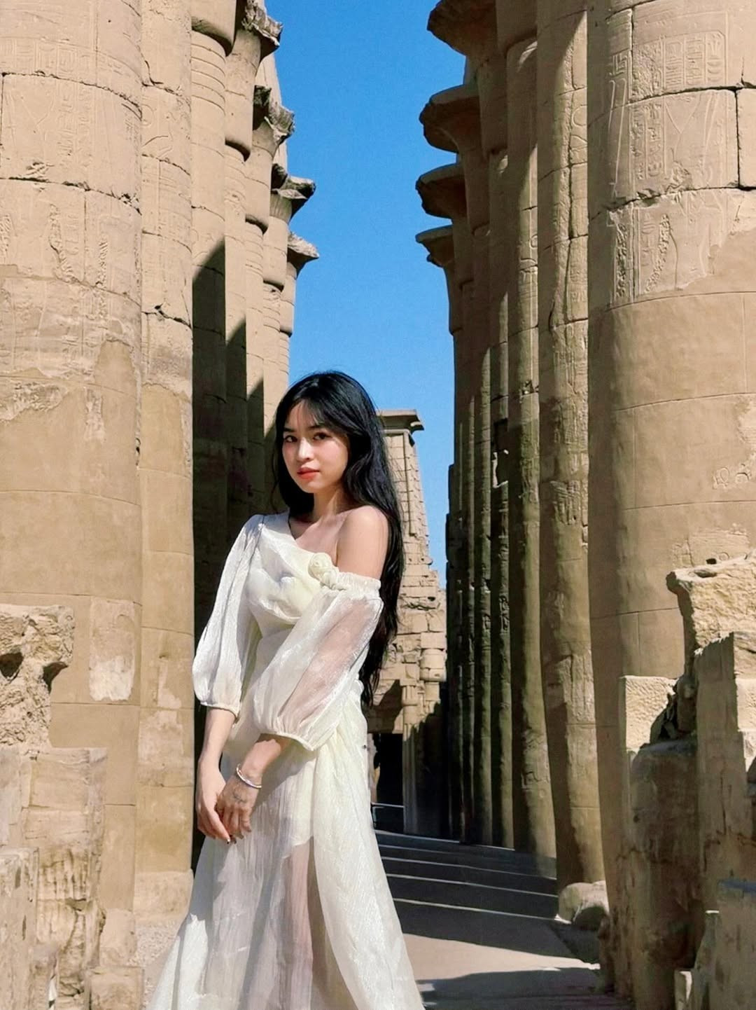 Sự đối lập giữa nét mong manh của cô gái Việt và không gian Ai Cập cổ đại hàng nghìn năm tuổi tạo nên tổng thể vừa thơ mộng, vừa kỳ bí, khiến Khánh Vân được ví như “nữ thần lạc bước giữa đền thiêng”.