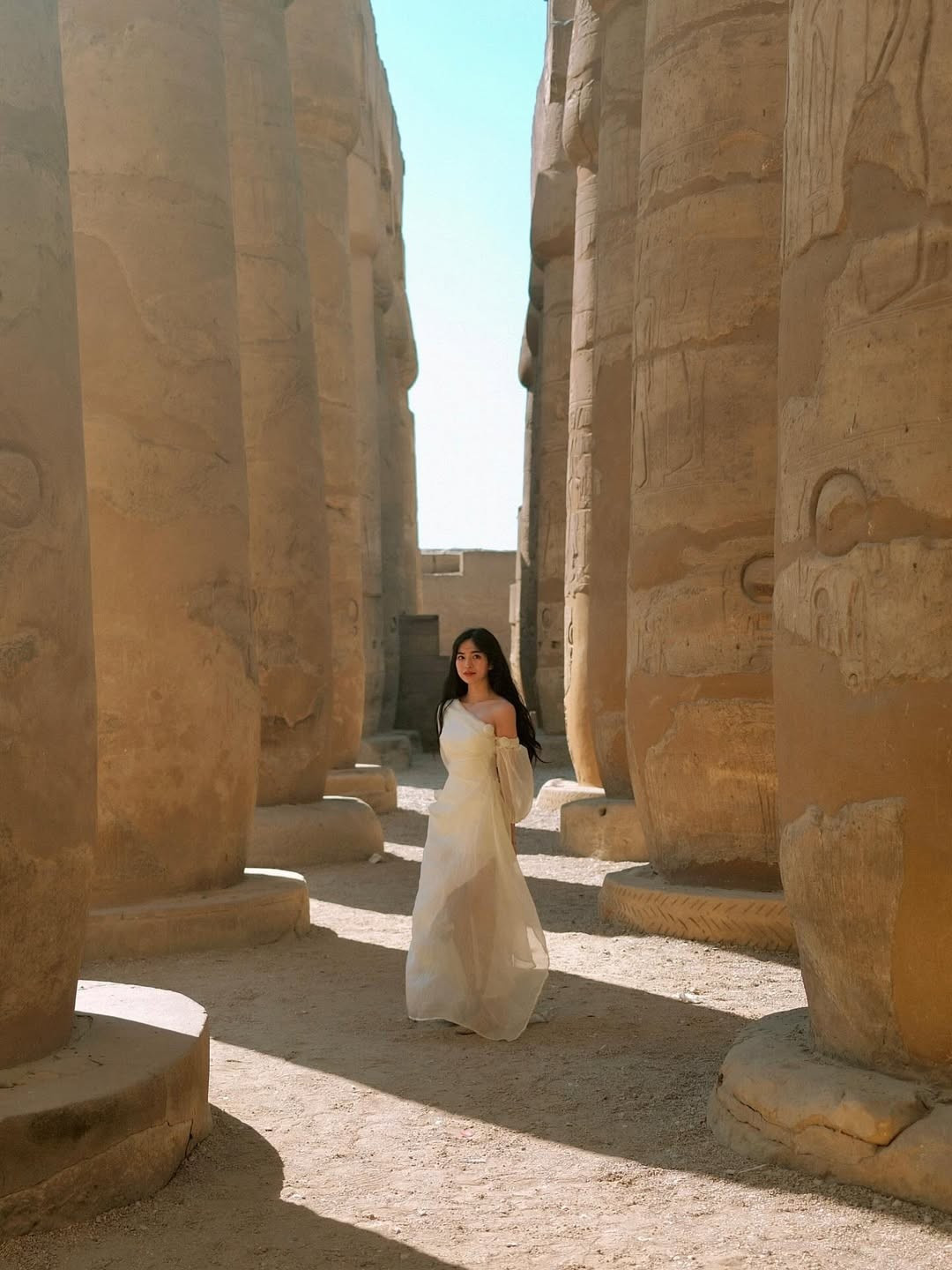 Trang phục tưởng chừng đơn giản nhưng lại hòa quyện hoàn hảo với bối cảnh cổ đại, giúp nữ diễn viên tôn lên làn da trắng mịn, vóc dáng mảnh mai và những đường nét gương mặt thanh tú của cô.