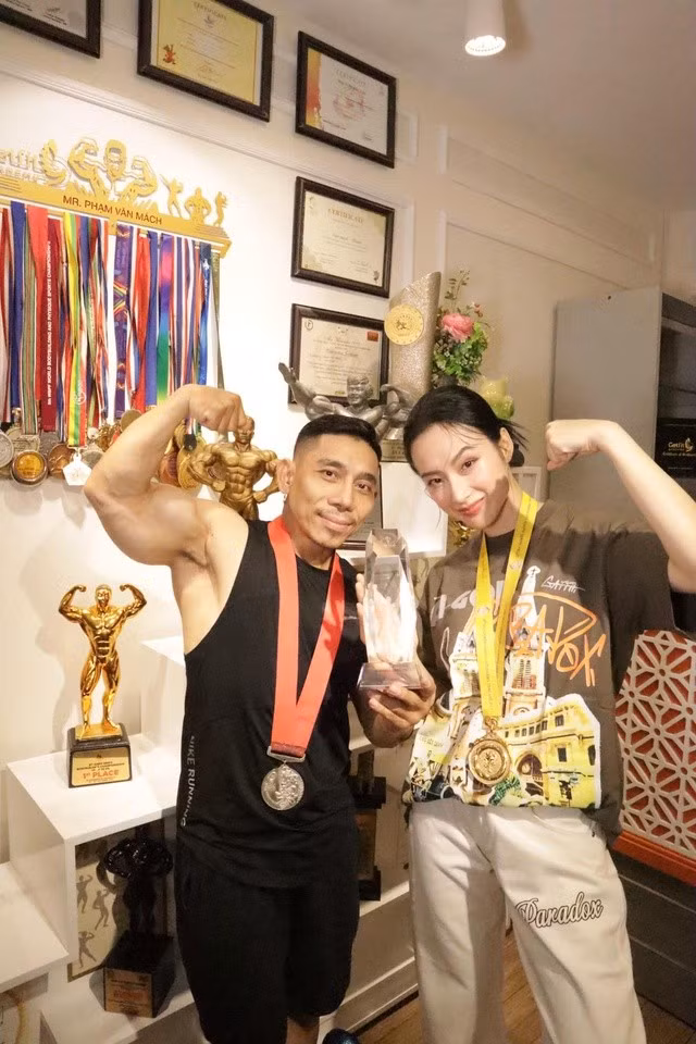 Thời gian qua, Angela Phương Trinh khiến cộng đồng mạng bất ngờ khi chia sẻ loạt ảnh tập luyện cường độ cao với cơ bắp nổi rõ, cơ bụng săn chắc và vóc dáng không khác gì vận động viên thể hình chuyên nghiệp.