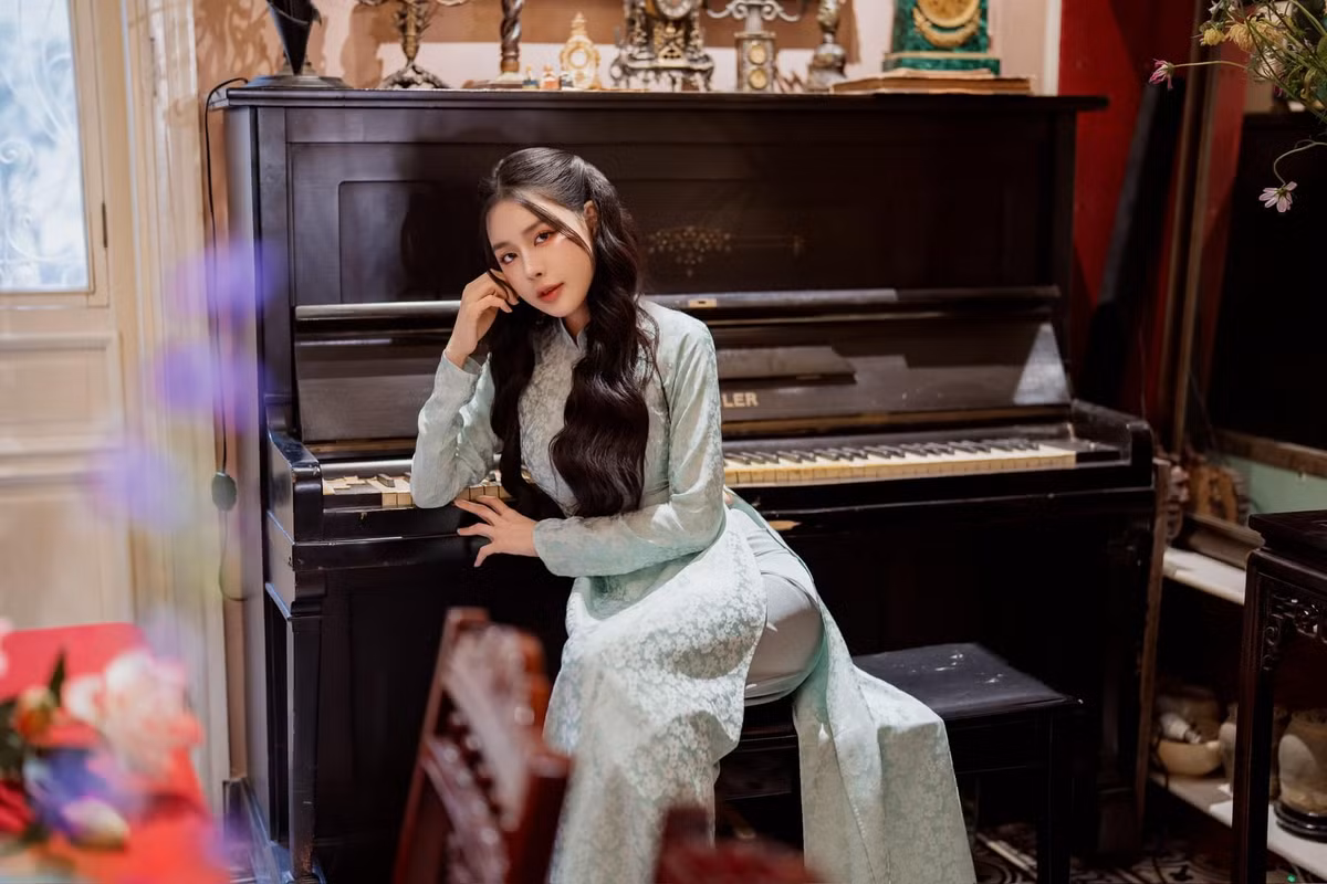 Bích Hạnh hơn Văn Thanh 3 tuổi, hiện làm việc trong lĩnh vực thẩm mỹ.