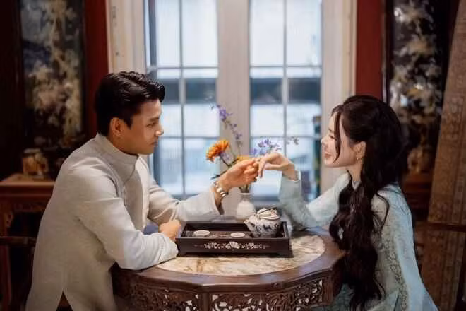 Trần Bích Hạnh, bạn gái cầu thủ Vũ Văn Thanh, chia sẻ loạt ảnh chụp chung tình tứ với nam hậu vệ trên trang cá nhân. Bộ ảnh được thực hiện vào dịp Tết Nguyên đán vừa qua, thời điểm cả hai chưa công khai hẹn hò.