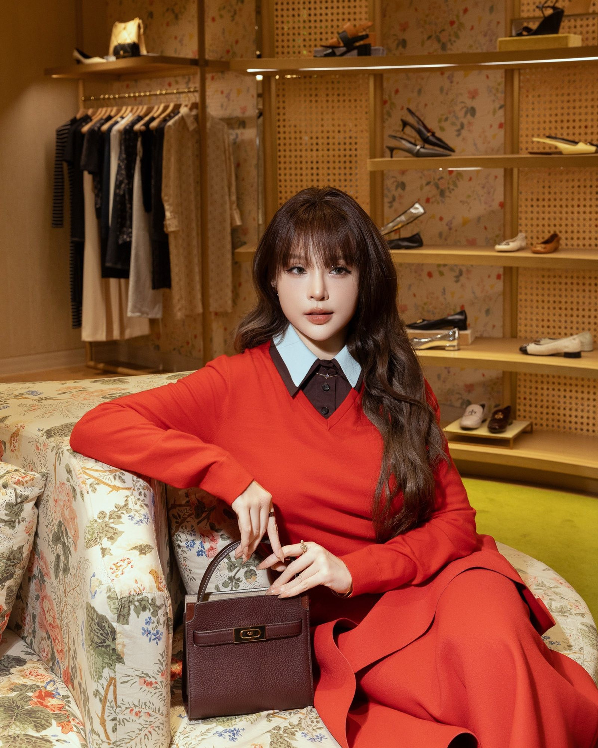 Ở tuổi ngoài 30, Huyền Baby không chỉ được ngưỡng mộ bởi nhan sắc “không tuổi”, mà còn bởi cuộc sống hôn nhân hạnh phúc, đủ đầy cả về vật chất lẫn tinh thần. Từ một hot girl đình đám của Hà Nội đến hình ảnh người phụ nữ viên mãn, được chồng yêu chiều hết mực, Huyền Baby thực sự là minh chứng sống cho câu nói: “Lấy chồng đúng, đời sang trang.”