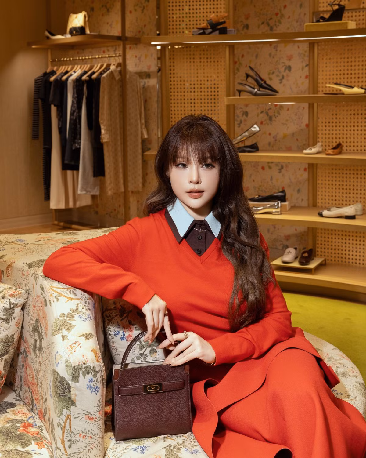 Ở tuổi ngoài 30, Huyền Baby không chỉ được ngưỡng mộ bởi nhan sắc “không tuổi”, mà còn bởi cuộc sống hôn nhân hạnh phúc, đủ đầy cả về vật chất lẫn tinh thần. Từ một hot girl đình đám của Hà Nội đến hình ảnh người phụ nữ viên mãn, được chồng yêu chiều hết mực, Huyền Baby thực sự là minh chứng sống cho câu nói: “Lấy chồng đúng, đời sang trang.”