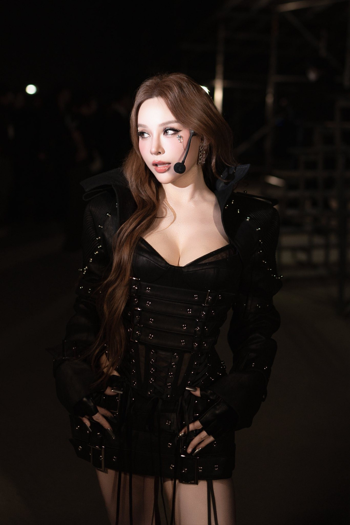 Ít ai biết rằng, mối nhân duyên của cặp đôi bắt đầu từ lời giới thiệu của bạn bè. Sau khi vô tình nhìn thấy hình ảnh của Huyền Baby trên mạng xã hội và bị thu hút bởi vẻ ngoài ngọt ngào, Quang Huy đã quyết định bay ra Hà Nội gặp cô ngay ngày hôm sau. Để chinh phục trái tim mỹ nhân Hà thành, anh đều đặn di chuyển giữa TP.HCM và Hà Nội hai tuần một lần – một hành trình đủ để chứng minh sự nghiêm túc và chân thành.