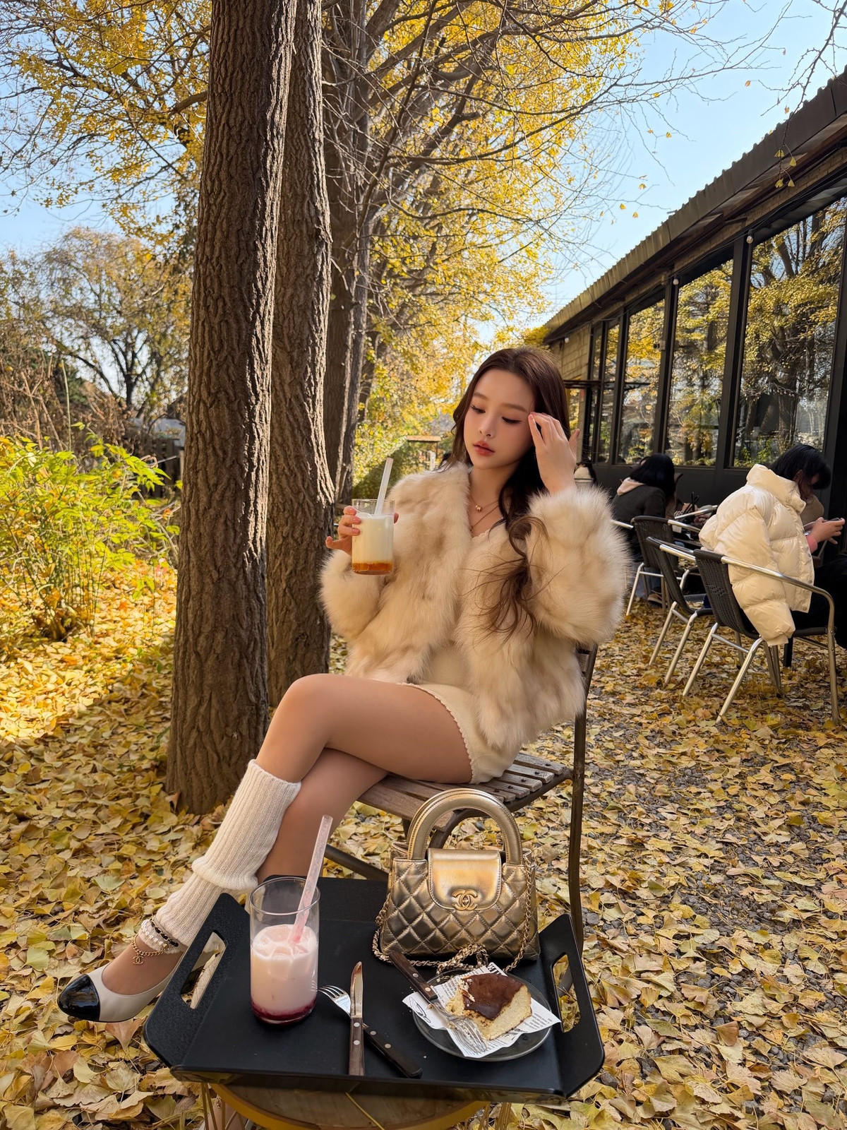 Sau hơn 10 năm rút lui khỏi showbiz, tên tuổi Huyền Baby bất ngờ được quan tâm trở lại khi cô tham gia Chị đẹp đạp gió rẽ sóng 2023. Sự xuất hiện của Huyền Baby khiến khán giả bất ngờ bởi nhan sắc trẻ trung gần như không thay đổi theo thời gian, cùng phong thái tự tin, đằm thắm của một người phụ nữ viên mãn.