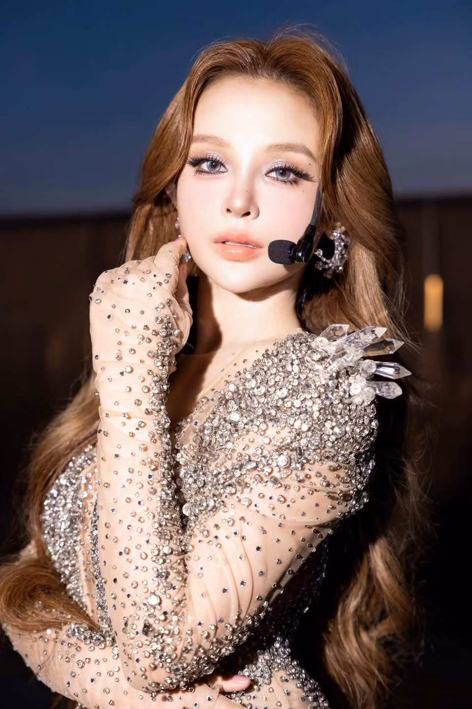 Huyền Baby từng là gương mặt đình đám của thế hệ hot girl đời đầu. Cô ghi dấu ấn khi lọt top 8 Miss Teen 2008, sở hữu gương mặt bầu bĩnh, đôi mắt to tròn và nụ cười trong veo. Sau cuộc thi, Huyền Baby tiếp tục thử sức với nghệ thuật khi hoạt động trong nhóm nhạc B.Sily cùng Emily và Hạnh Sino. Dù không theo đuổi sự nghiệp ca hát lâu dài, hình ảnh của cô vẫn in đậm trong ký ức khán giả như một biểu tượng nhan sắc của giới trẻ Hà Nội những năm 2008–2012.