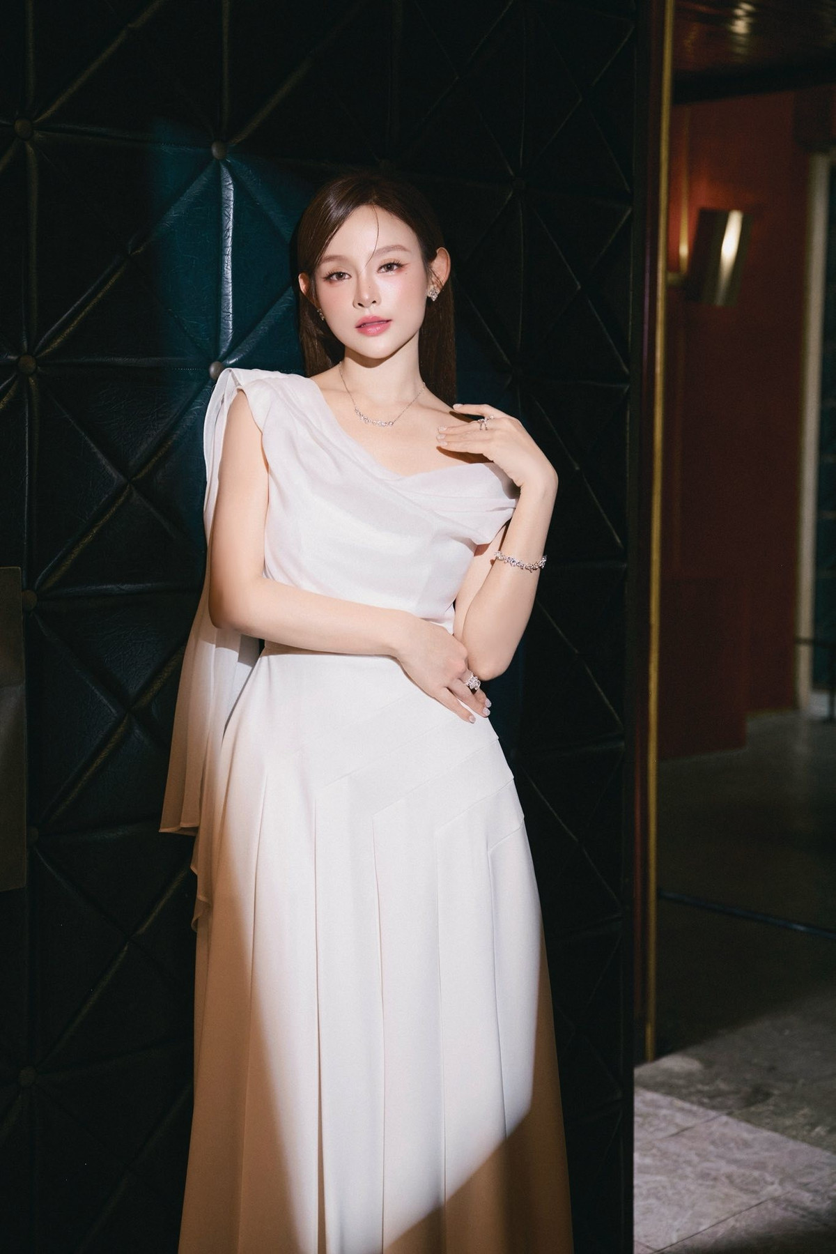 Năm 2013, Huyền Baby bất ngờ lên xe hoa với doanh nhân Quang Huy – người sở hữu hệ thống khách sạn quy mô lớn. Kể từ đó, cô gần như rút lui khỏi showbiz, chính thức bước vào cuộc sống hào môn, dành phần lớn thời gian cho gia đình và các hoạt động kinh doanh riêng. Quyết định này từng khiến nhiều người tiếc nuối, nhưng đổi lại, Huyền Baby có được tổ ấm viên mãn mà không phải mỹ nhân nào cũng may mắn sở hữu.