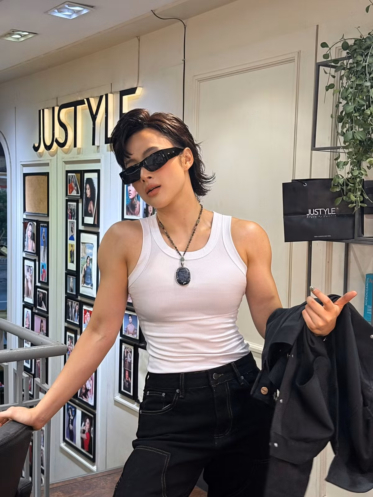 Sự lột xác về vóc dáng cũng kéo theo thay đổi về phong cách thời trang của Angela Phương Trinh.