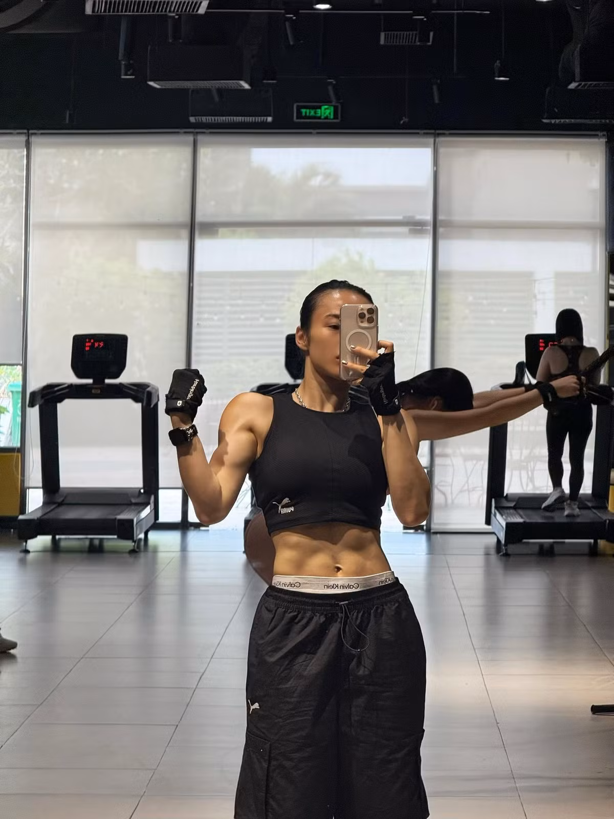 Ngày 23/9, Angela Phương Trinh khoe vóc dáng săn chắc, khỏe khoắn trong phòng gym. Diện áo croptop thể thao ôm sát, cô khoe trọn vòng hai nổi rõ cơ bụng ấn tượng.