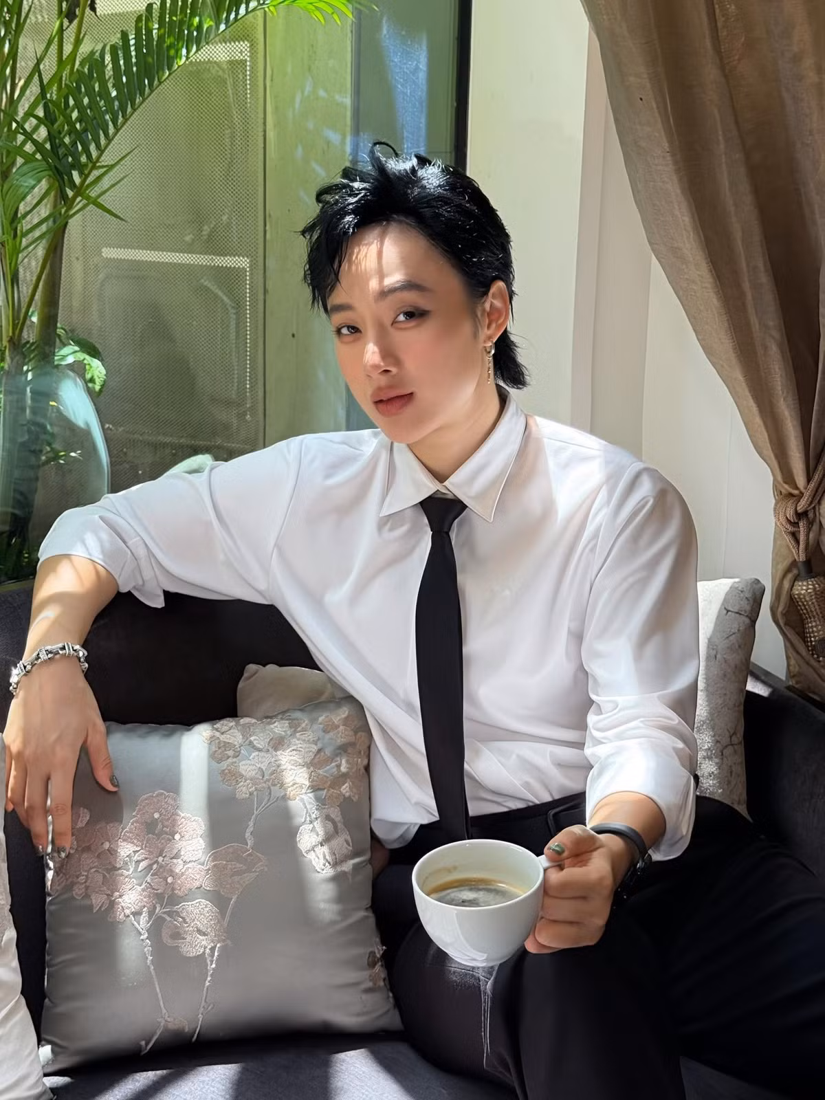 Angela Phương Trinh dành nhiều thời gian cho phòng tập, gắn bó cùng các bài tập chuyên sâu để xây dựng cơ bắp ở vai, tay, bụng và đùi.