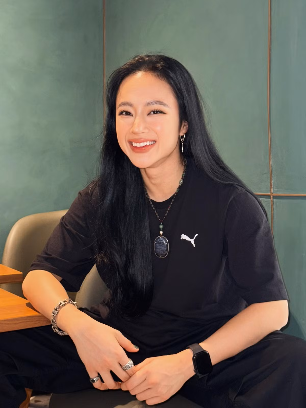 "8 years vegetarian and still turning up the heat. Who’s training with me?", (Tạm dịch: 8 năm ăn chay nhưng vẫn đầy nhiệt huyết. Ai tập luyện cùng tôi đây?) Angela Phương Trinh viết kèm gắn thẻ tên HLV thể hình Phạm Văn Mách.