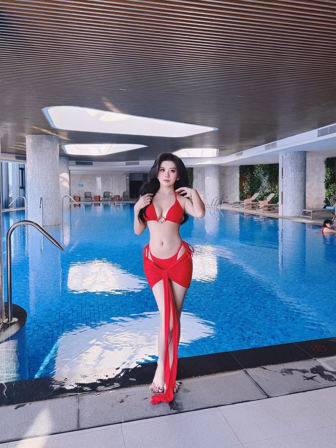 Đi kèm là chiếc khăn choàng mỏng đồng điệu màu sắc, tạo điểm nhấn duyên dáng và tăng thêm phần nữ tính cho tổng thể trang phục.