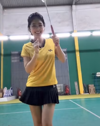 Chỉ với một đoạn clip ngắn, Quỳnh Alee lập tức khiến người xem “phát sốt”. Cô nàng diện bộ trang phục thể thao đơn giản, gồm áo thun vàng năng động kết hợp cùng chân váy đen. Mái tóc được buộc gọn gàng, gương mặt tươi tắn và biểu cảm vui vẻ vừa trẻ trung vừa dễ gần.