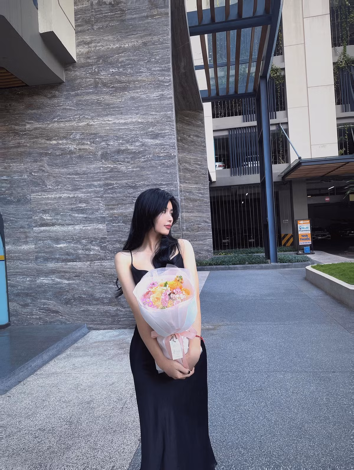 Ngay sau khi dòng trạng thái của Châu Ngọc Như được đăng tải, cộng đồng mạng đã có những phản ứng vô cùng mạnh mẽ. Đa số người hâm mộ bày tỏ sự xót xa, tiếc nuối cho một cô gái xinh đẹp, tài năng nhưng lại kém may mắn.