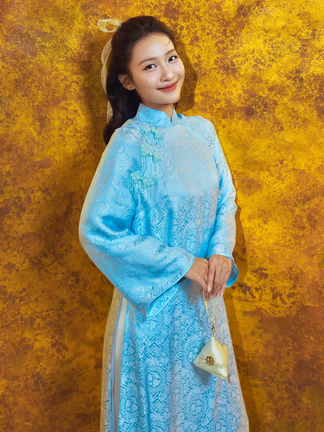 Trong loạt ảnh được thực hiện tại không gian kiến trúc mang phong cách giao thoa giữa cổ điển và hiện đại, Khả Ngân nổi bật với thần thái nền nã nhưng không kém phần cuốn hút.