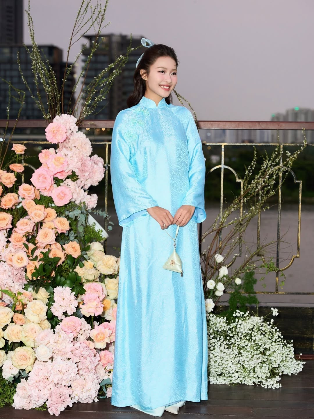 Khán giả nhận xét rằng Khả Ngân ngày càng mặn mà trong phong cách thời trang. Nếu trước đây cô thường gắn với hình ảnh năng động, khỏe khoắn thì nay nữ diễn viên cho thấy sự biến hóa đa dạng, đặc biệt là khi diện trang phục truyền thống. Gương mặt thanh tú, sống mũi cao cùng nụ cười tươi giúp cô dễ dàng “cân” những thiết kế áo dài mang hơi hướng cổ điển.