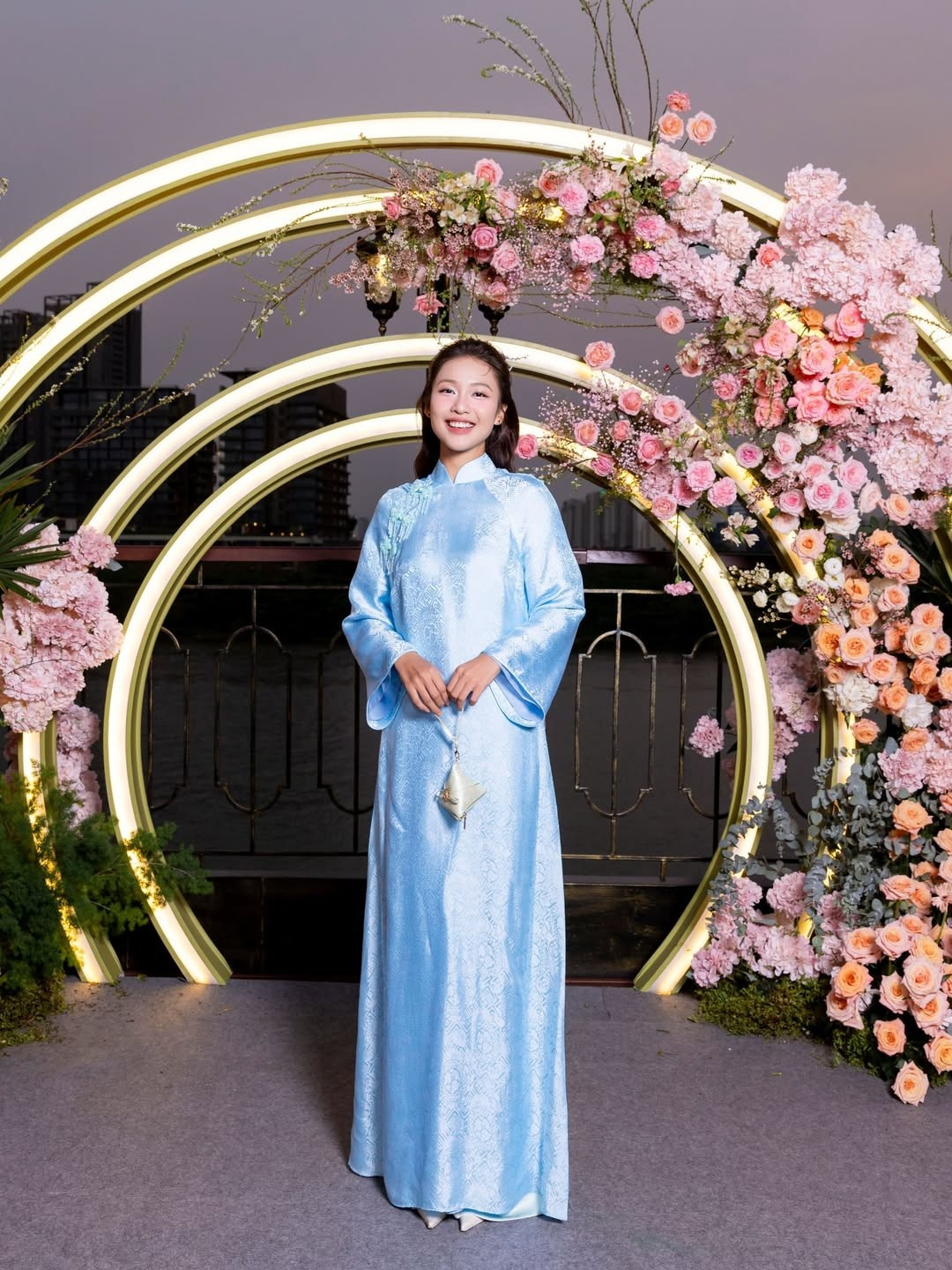 Việc Khả Ngân xuất hiện trong bộ ảnh áo dài dịp cận Tết cũng được xem như lời chào năm mới đầy ý nghĩa gửi đến người hâm mộ. Hình ảnh một cô gái trẻ trung, hiện đại nhưng vẫn trân trọng giá trị truyền thống tạo nên sự đồng điệu với không khí xuân đang đến gần.