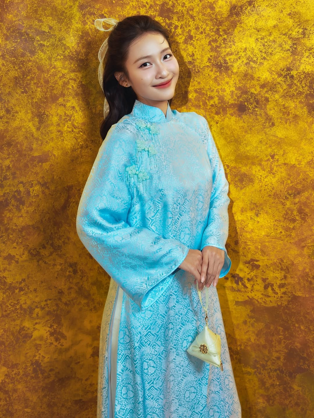 Trong loạt ảnh được thực hiện tại không gian kiến trúc mang phong cách giao thoa giữa cổ điển và hiện đại, Khả Ngân nổi bật với thần thái nền nã nhưng không kém phần cuốn hút.