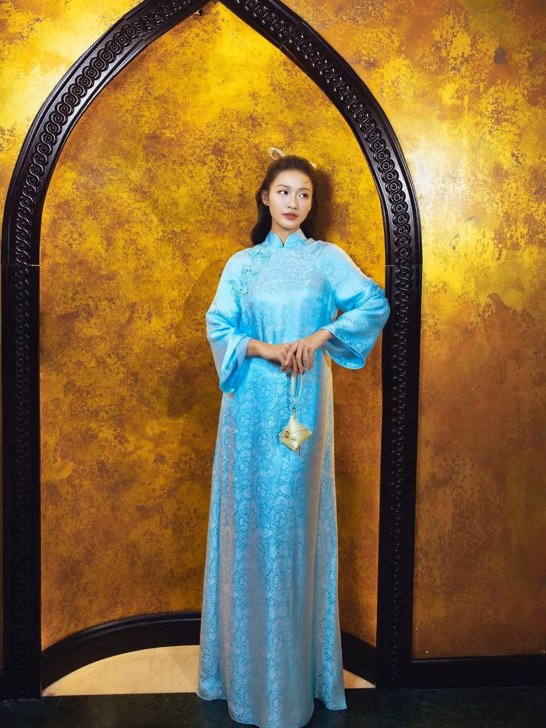 Khi đứng giữa khung cửa vòm lớn hay trước bức tường vàng cổ kính, nữ diễn viên toát lên vẻ đẹp như một nàng thơ bước ra từ thước phim điện ảnh. Nụ cười tươi tắn cùng ánh mắt rạng rỡ giúp cô ghi điểm tuyệt đối với người nhìn.