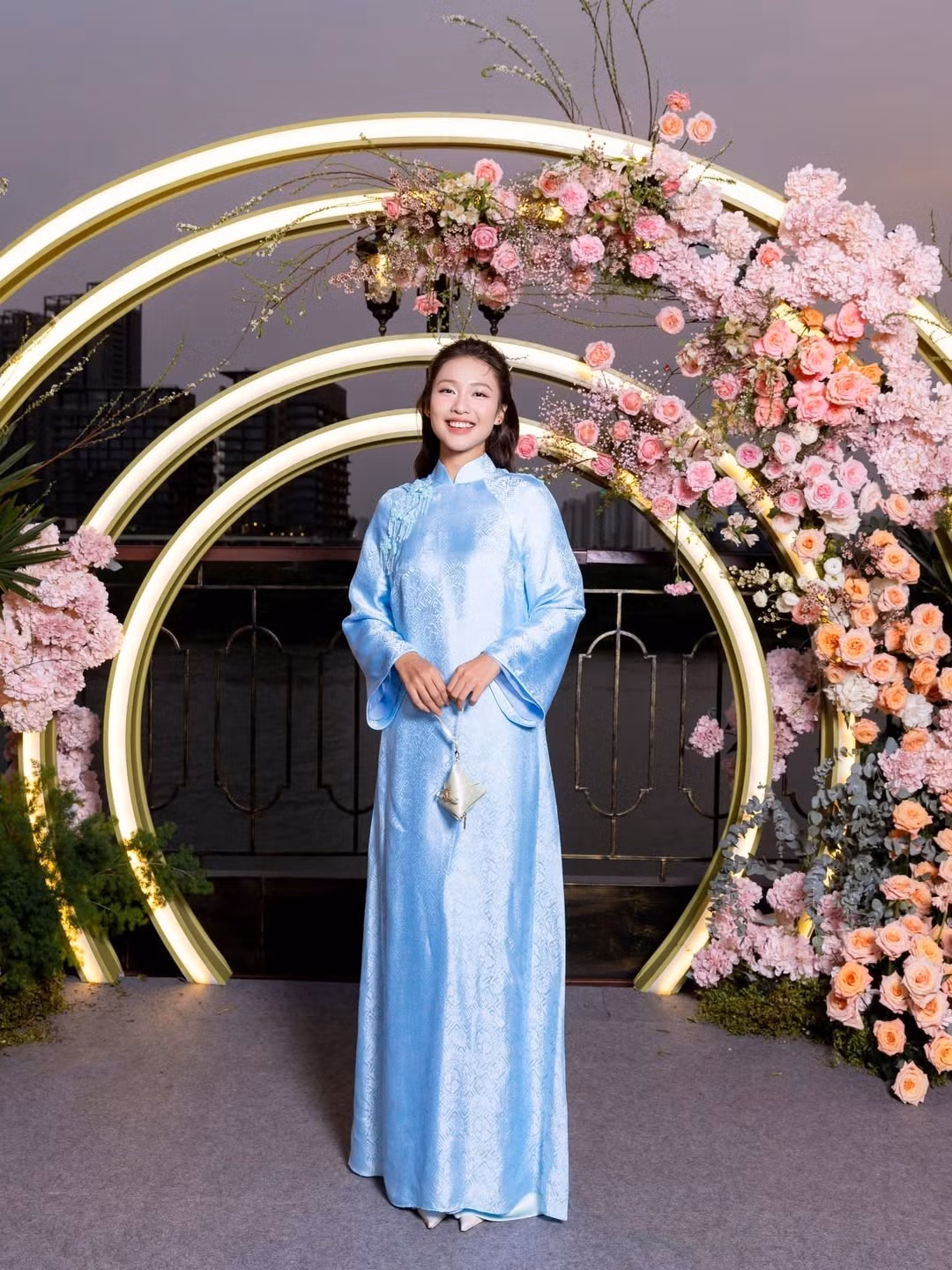 Việc Khả Ngân xuất hiện trong bộ ảnh áo dài dịp cận Tết cũng được xem như lời chào năm mới đầy ý nghĩa gửi đến người hâm mộ. Hình ảnh một cô gái trẻ trung, hiện đại nhưng vẫn trân trọng giá trị truyền thống tạo nên sự đồng điệu với không khí xuân đang đến gần.