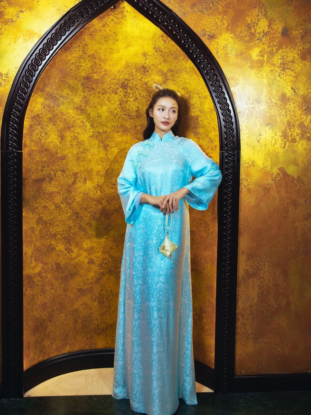 Khi đứng giữa khung cửa vòm lớn hay trước bức tường vàng cổ kính, nữ diễn viên toát lên vẻ đẹp như một nàng thơ bước ra từ thước phim điện ảnh. Nụ cười tươi tắn cùng ánh mắt rạng rỡ giúp cô ghi điểm tuyệt đối với người nhìn.