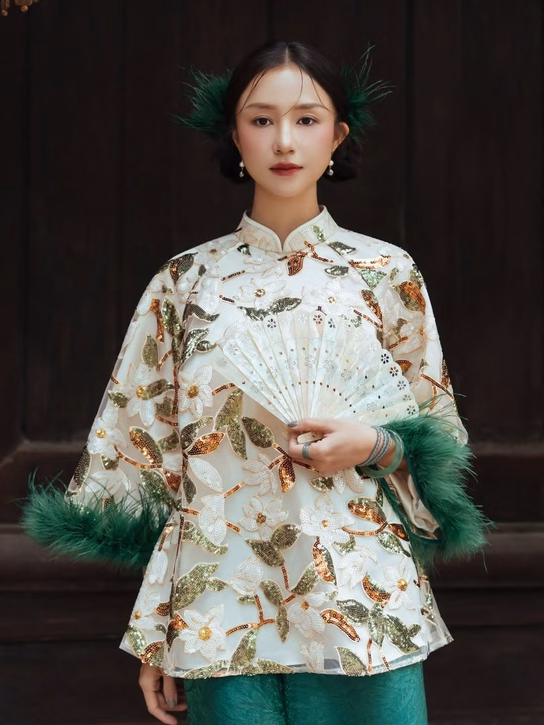 Trong từng khoảnh khắc Salim ngồi bên hiên gỗ, tựa nhẹ vào bậc thềm hay nhìn thẳng ống kính, thần thái của cô đều toát lên sự đằm thắm, dịu dàng, đúng chuẩn hình tượng “người con gái Á Đông” diện Tết.