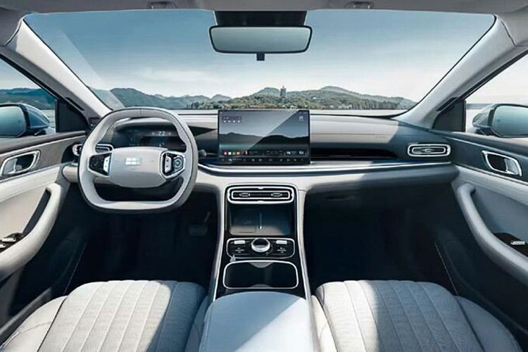 Bên trong, Starshine 6 mang phong cách thiết kế mới của dòng Galaxy với hai tông màu chủ đạo nâu hoặc trắng. Nội thất nổi bật với cụm đồng hồ kỹ thuật số 10.2 inch, màn hình trung tâm nổi 14.6 inch, vô lăng hai chấu đáy phẳng và cần số gắn trên cột lái.