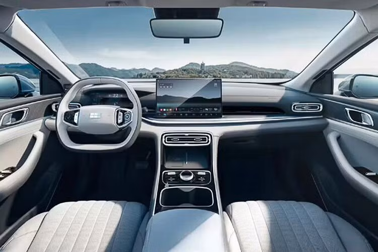 Bên trong, Starshine 6 mang phong cách thiết kế mới của dòng Galaxy với hai tông màu chủ đạo nâu hoặc trắng. Nội thất nổi bật với cụm đồng hồ kỹ thuật số 10.2 inch, màn hình trung tâm nổi 14.6 inch, vô lăng hai chấu đáy phẳng và cần số gắn trên cột lái.