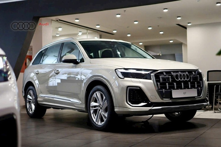Đối với Audi Q7, chiếc SUV cỡ trung có giá dao động từ 3,59 đến 3,85 tỷ đồng cho hai phiên bản 45 TFSI và S Line, khách hàng khi mua xe trong tháng này sẽ tiết kiệm thêm 130 triệu đồng. Trong khi đó, dòng SUV đô thị Audi Q3 với mức giá khoảng 1,89 tỷ đồng cũng được điều chỉnh, chỉ còn 1,29 tỷ đồng sau ưu đãi.