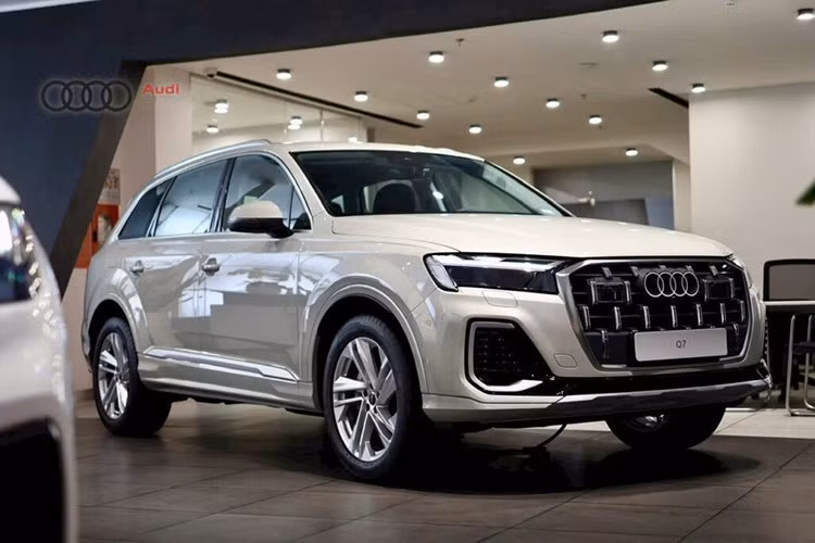Đối với Audi Q7, chiếc SUV cỡ trung có giá dao động từ 3,59 đến 3,85 tỷ đồng cho hai phiên bản 45 TFSI và S Line, khách hàng khi mua xe trong tháng này sẽ tiết kiệm thêm 130 triệu đồng. Trong khi đó, dòng SUV đô thị Audi Q3 với mức giá khoảng 1,89 tỷ đồng cũng được điều chỉnh, chỉ còn 1,29 tỷ đồng sau ưu đãi.