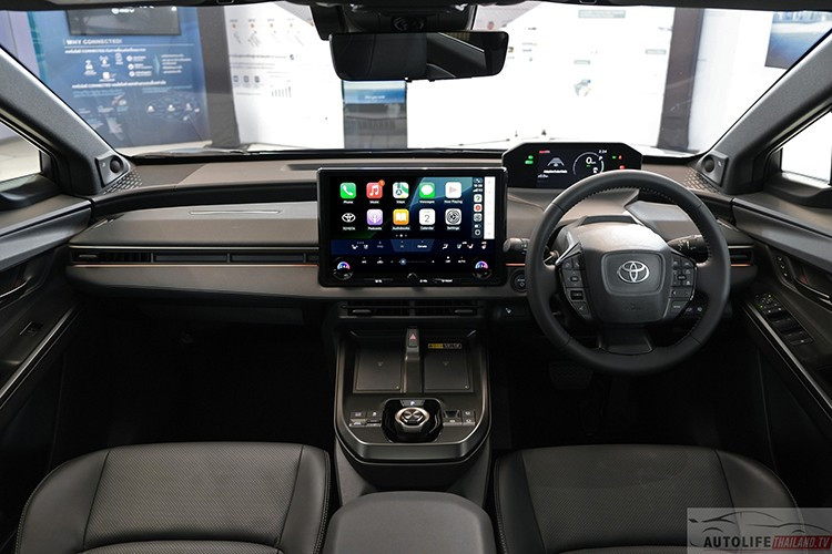 Khoang nội thất của BZ4X được trang bị nhiều tiện nghi hiện đại như ghế da chỉnh điện 8 hướng tích hợp nhớ vị trí, điều hòa tự động hai vùng với lọc bụi PM2.5 và công nghệ Nanoe.