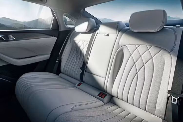 Galaxy Starshine 6 sử dụng động cơ 1.5L công suất 109 mã lực, kết hợp cùng pin LFP dung lượng 8,5kWh hoặc 17kWh. Tùy cấu hình, xe cho phạm vi thuần điện 50km, 100km hoặc 125km, tốc độ tối đa 180km/h. Hệ thống an toàn và hỗ trợ lái gồm đỗ xe tự động APA và hỗ trợ dẫn đường đô thị CNOA (tùy phiên bản).