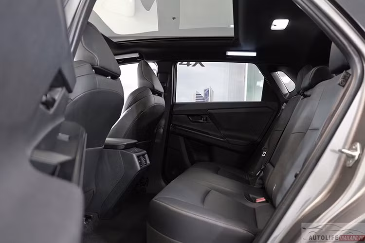 Về an toàn, Toyota trang bị đầy đủ gói công nghệ Toyota Safety Sense, bao gồm phanh tự động khẩn cấp, cảnh báo và hỗ trợ giữ làn, kiểm soát hành trình thích ứng toàn dải tốc độ...