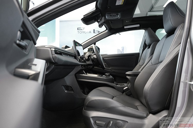 Xe có màn hình kỹ thuật số TFT 7 inch và màn hình trung tâm cảm ứng 14 inch hỗ trợ Apple CarPlay/Android Auto không dây. Xe cũng có cửa sổ trời toàn cảnh, hệ thống đèn nội thất 64 màu, sạc điện thoại không dây kép, cùng gương chiếu hậu kỹ thuật số.