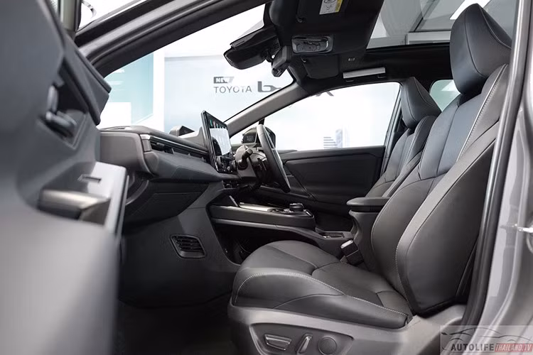 Xe có màn hình kỹ thuật số TFT 7 inch và màn hình trung tâm cảm ứng 14 inch hỗ trợ Apple CarPlay/Android Auto không dây. Xe cũng có cửa sổ trời toàn cảnh, hệ thống đèn nội thất 64 màu, sạc điện thoại không dây kép, cùng gương chiếu hậu kỹ thuật số.