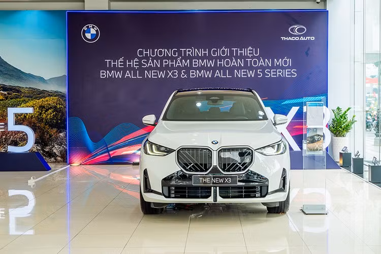 Loạt xe BMW giảm giá ﻿Trong tháng 9, loạt sản phẩm của BMW tại Việt Nam, từ xe lắp ráp trong nước đến xe nhập khẩu, đều có mức ưu đãi mạnh tay, dao động từ 150 - 700 triệu đồng. Ở nhóm sedan và SUV phổ biến, các dòng 3 Series, X3, 5 Series và X5 được hỗ trợ trực tiếp bằng tiền mặt, mức cao nhất lên đến 150 triệu đồng.