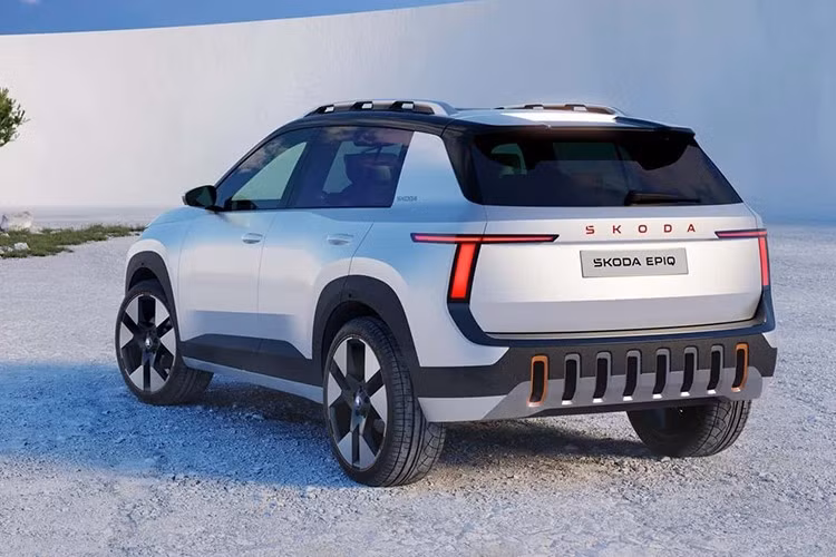 Mẫu SUV điện này sẽ được sản xuất tại nhà máy Navarra của Volkswagen ở Tây Ban Nha, mở bán từ giữa năm 2026. Skoda cho biết Epiq sẽ là mẫu EV rẻ nhất trong danh mục của hãng, với giá bán “tương đương” mẫu Kamiq chạy xăng.