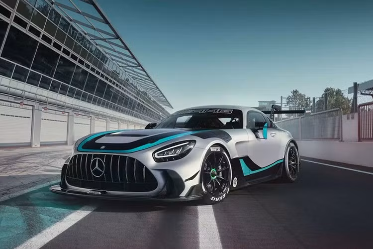 Khí mua xe Mercedes-AMG GT2 Edition W16, khách hàng sở hữu xe sẽ được tặng kèm bộ đồ bảo hộ của OMP và mũ bảo hiểm Bell chuyên dụng, củng cố vị thế siêu xe đua thương mại độc nhất vô nhị.