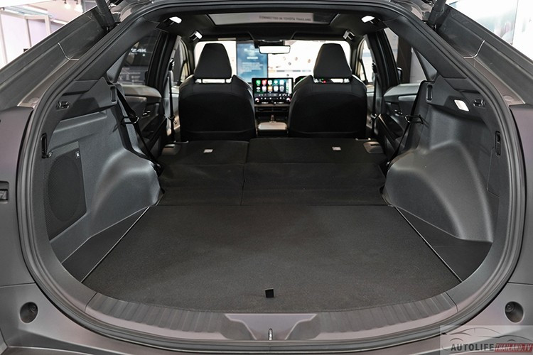 Xe cũng có hỗ trợ đỗ xe thông minh và camera toàn cảnh 360 độ. Xe có tổng cộng 8 túi khí, đi kèm hàng loạt hệ thống an toàn chủ động như ABS, EBD, BA, VSC, TRC hay cảnh báo điểm mù và phương tiện cắt ngang khi lùi.