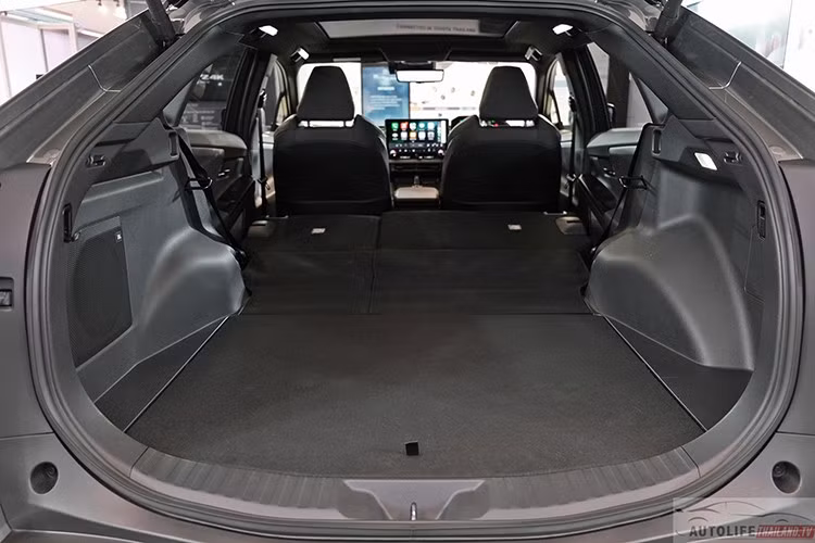 Xe cũng có hỗ trợ đỗ xe thông minh và camera toàn cảnh 360 độ. Xe có tổng cộng 8 túi khí, đi kèm hàng loạt hệ thống an toàn chủ động như ABS, EBD, BA, VSC, TRC hay cảnh báo điểm mù và phương tiện cắt ngang khi lùi.