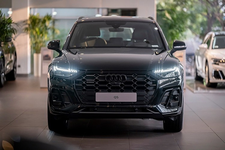 Audi triển khai giảm tiền mặt ﻿Trong tháng 9, Audi Việt Nam tiếp tục áp dụng chính sách ưu đãi tiền mặt cho loạt sản phẩm chủ lực gồm Q5, A6, Q7 và Q3. Ở phân khúc SUV hạng sang, Audi Q5 được giảm trực tiếp tới 200 triệu đồng, đưa giá bán xuống còn khoảng 2,19 tỷ. Mẫu sedan A6 cũng nhận ưu đãi, từ mức niêm yết 2,299 tỷ đồng nay còn 2,149 tỷ đồng.