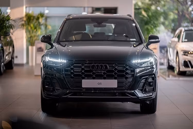 Audi triển khai giảm tiền mặt ﻿Trong tháng 9, Audi Việt Nam tiếp tục áp dụng chính sách ưu đãi tiền mặt cho loạt sản phẩm chủ lực gồm Q5, A6, Q7 và Q3. Ở phân khúc SUV hạng sang, Audi Q5 được giảm trực tiếp tới 200 triệu đồng, đưa giá bán xuống còn khoảng 2,19 tỷ. Mẫu sedan A6 cũng nhận ưu đãi, từ mức niêm yết 2,299 tỷ đồng nay còn 2,149 tỷ đồng.