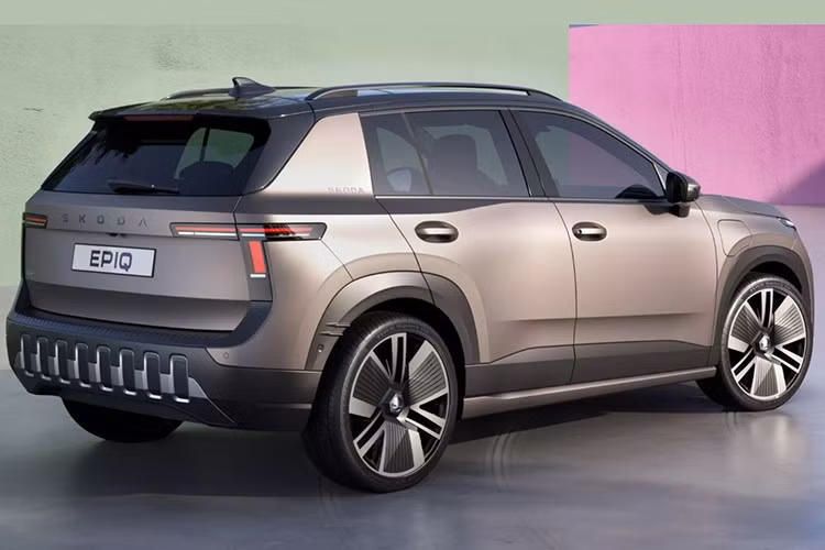 Dường gân vai của SUV điện Skoda Epiq 2026 phong cách “tornado line” dứt khoát và cụm đèn hậu sắc nét. Phiên bản trưng bày tại triển lãm khoác lớp sơn nhám màu Cashmere, kết hợp chi tiết đen bóng, ốp thân màu xám Cosmo và bộ mâm hợp kim thiết kế mới.