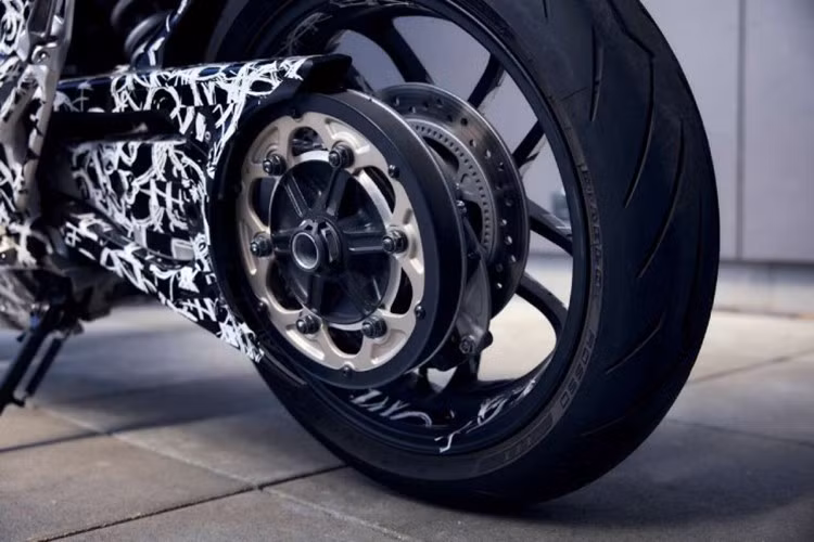 Cảm giác êm ái khi không có tiếng ồn là đặc trưng của xe điện – đồng thời tạo sự liền mạch giữa người lái và cỗ máy, như thể đang lướt nhẹ trên gió.