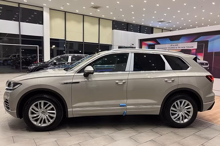 Đối với hai phiên bản mới ra mắt là Highline và R-Line, mức giá niêm yết lần lượt 3,099 và 3,399 tỷ đồng vẫn được giữ nguyên. Tuy nhiên, khách hàng mua xe sẽ được tặng thêm camera 360 cùng gói dịch vụ OCP trong 3 năm.