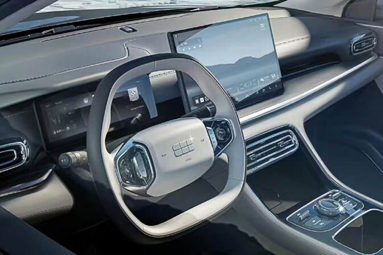 Xe được tích hợp hệ thống buồng lái thông minh Flyme Auto, kết hợp màn hình cảm ứng và núm xoay vật lý. Các tiện nghi tiêu chuẩn gồm ghế da, cửa sổ trời đơn, đèn viền nội thất, sạc điện thoại không dây...