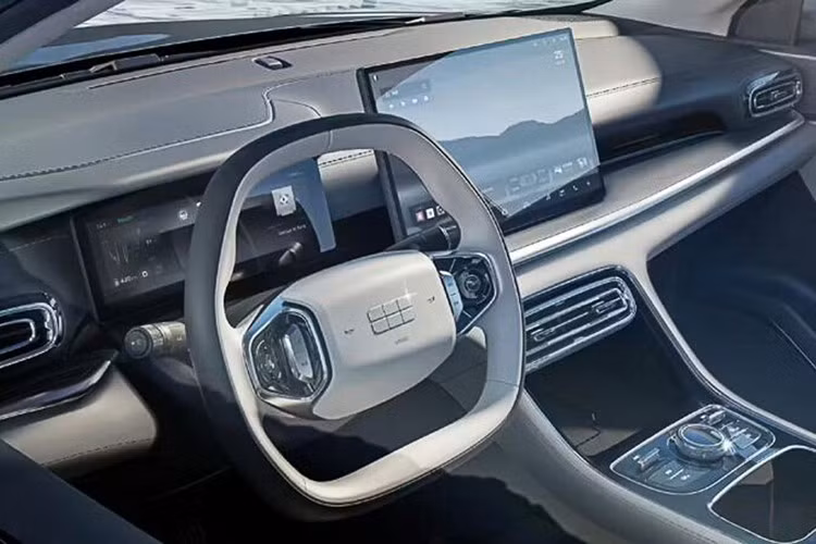 Xe được tích hợp hệ thống buồng lái thông minh Flyme Auto, kết hợp màn hình cảm ứng và núm xoay vật lý. Các tiện nghi tiêu chuẩn gồm ghế da, cửa sổ trời đơn, đèn viền nội thất, sạc điện thoại không dây...