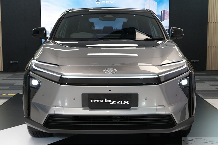 Toyota Thái Lan vừa hé lộ hình ảnh thực tế của mẫu SUV điện BZ4X Minorchange 2025, dự kiến phân phối dưới dạng nhập khẩu nguyên chiếc (CBU) từ Nhật Bản. Đây là mẫu xe nằm trong chương trình EV 3.5 của chính phủ Thái Lan, được hưởng thuế nhập khẩu 0% cùng mức hỗ trợ trực tiếp 75.000 baht mỗi xe.